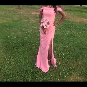 The dress has a great material. Looks classy